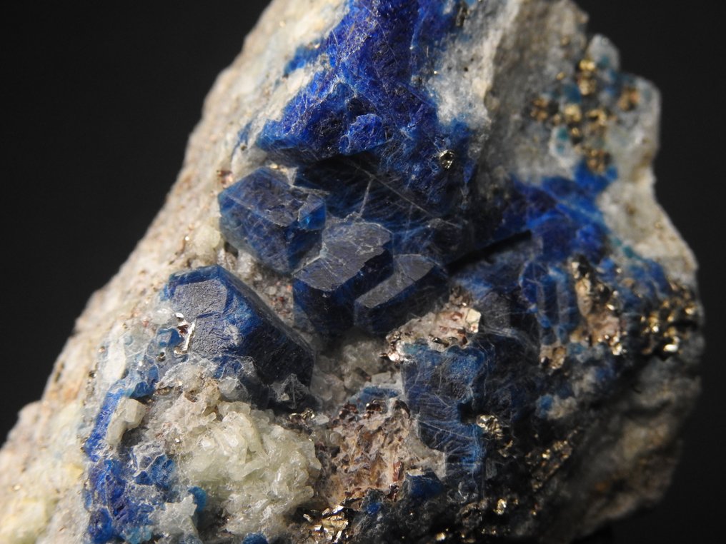 Blue Sodalite Crystals on matrix - Height: 30 mm - Width: 46 mm- 143 g #1.0