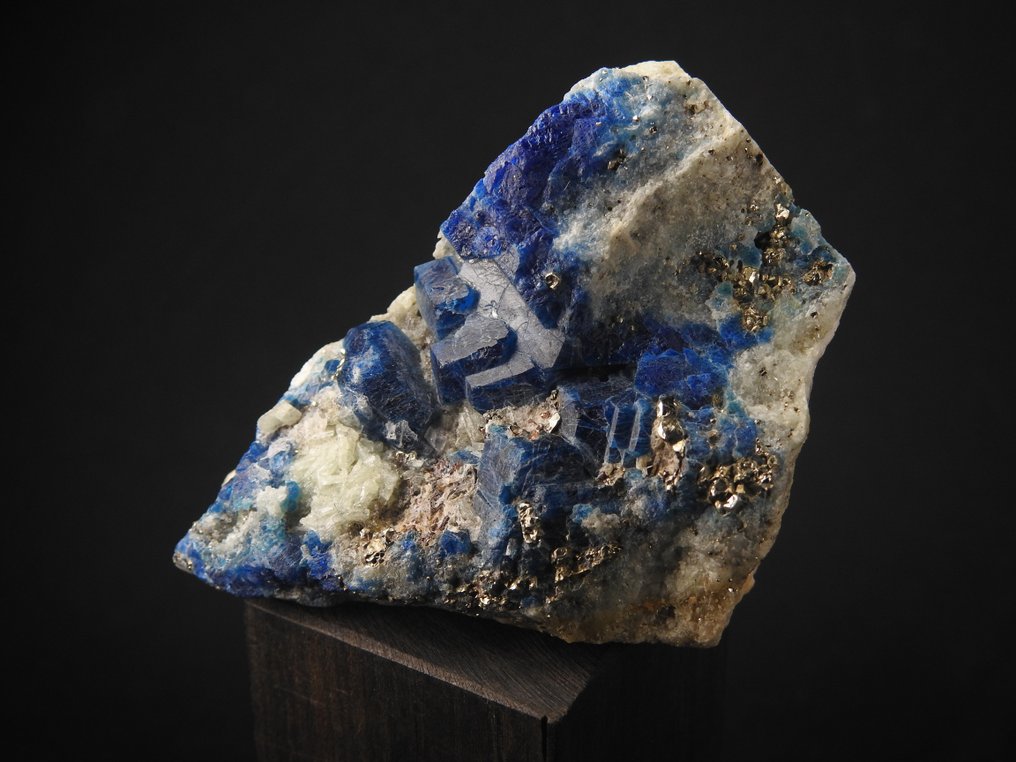 Blue Sodalite Crystals on matrix - Height: 30 mm - Width: 46 mm- 143 g #1.0