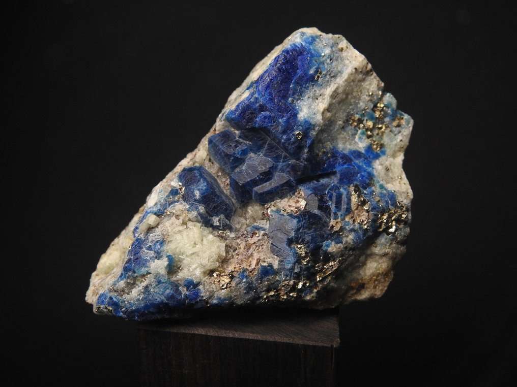 Blue Sodalite Crystals on matrix - Height: 30 mm - Width: 46 mm- 143 g #2.1