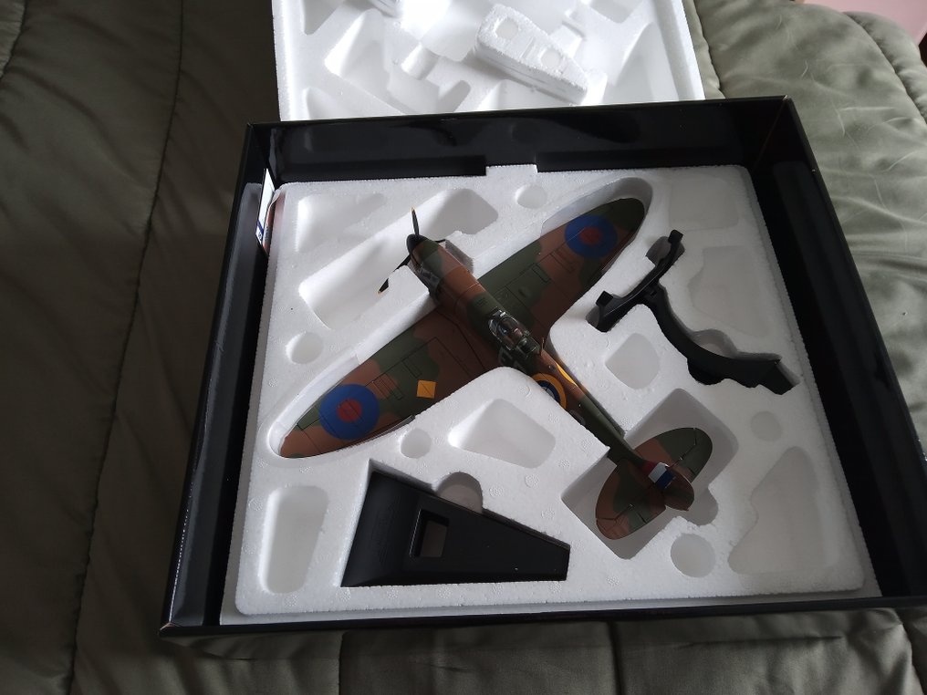 Corgi Toys 1:32 - Avión a escala - Supermarine Spitfire Mkla - el archivo de aviación #3.2