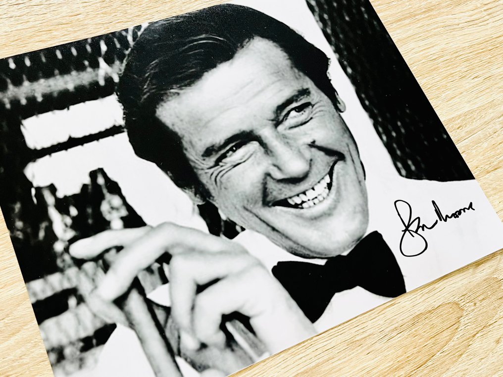 James Bond 007: A View To a Kill - Roger Moore, signed with COA - Autogramm #3.1