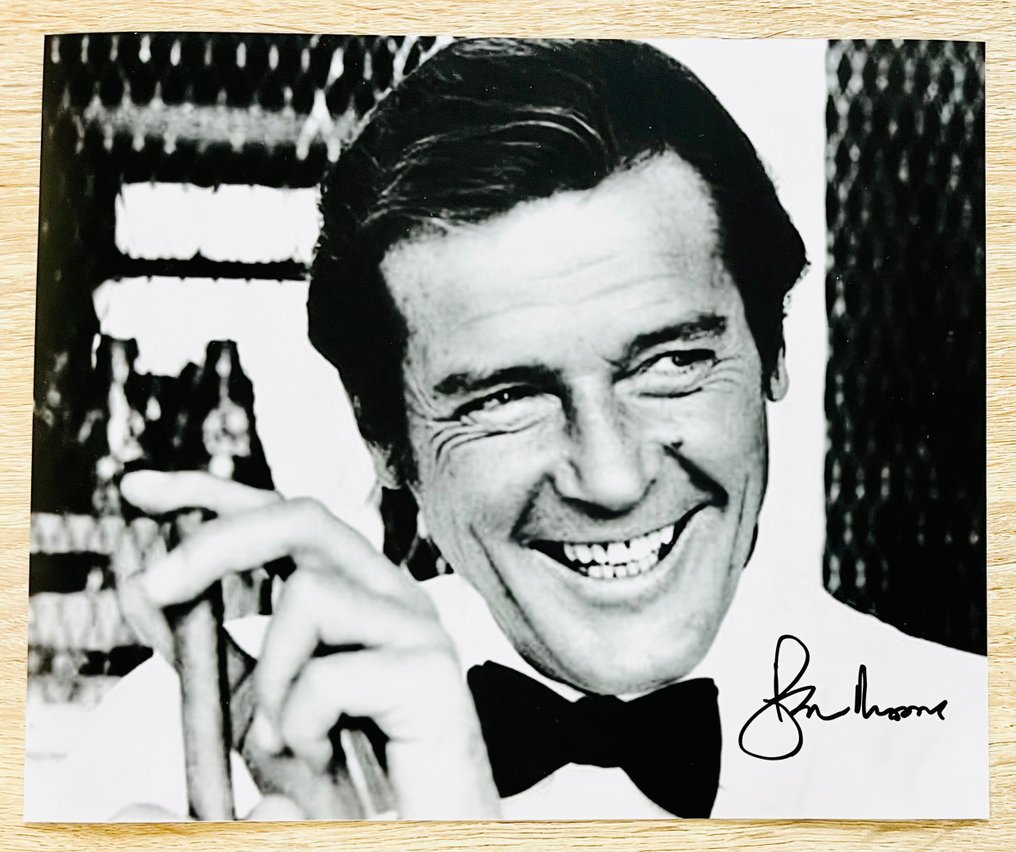 James Bond 007: A View To a Kill - Roger Moore, signed with COA - Autogramm #2.1