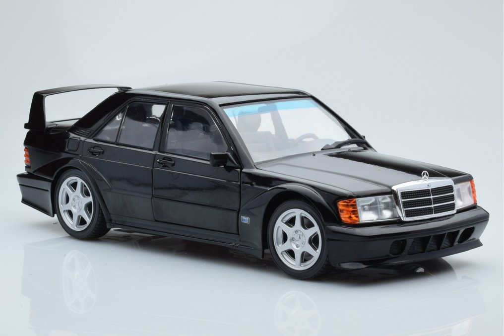 Solido 1:18 - Modelbil - Mercedes-Benz 190E 2.5-16 Evolution II - Diecast-model med åbne forreste døre #1.0