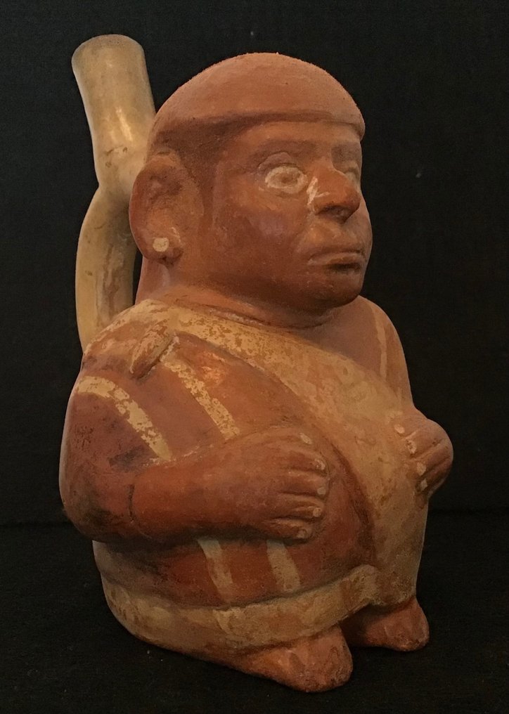 莫切雕像是一个坐着的男人，背上背着古柯叶袋和包裹 — 秘鲁 — 陶器 数字 - 15 cm #2.1