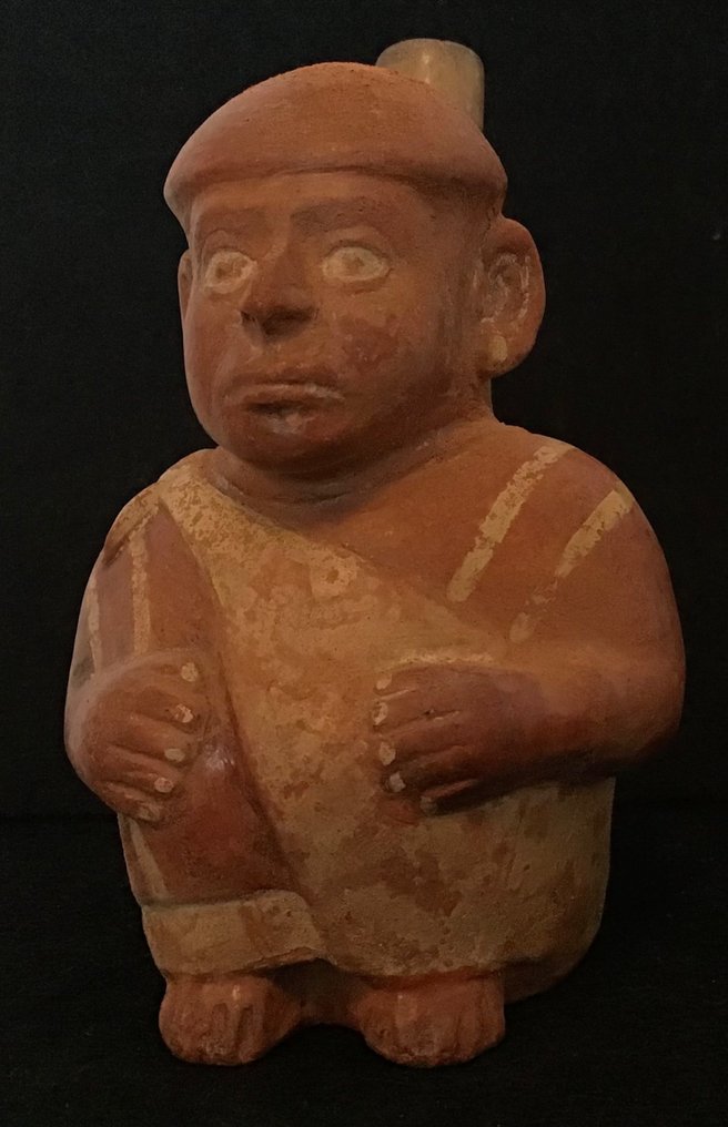 Moche-figur av en sittande man som bär en kokabladspåse och bunt på ryggen - Peru - Keramik Figur - 15 cm #1.1