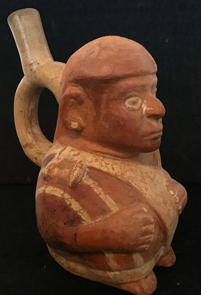 Moche-figur av en sittande man som bär en kokabladspåse och bunt på ryggen - Peru - Keramik Figur - 15 cm #1.2