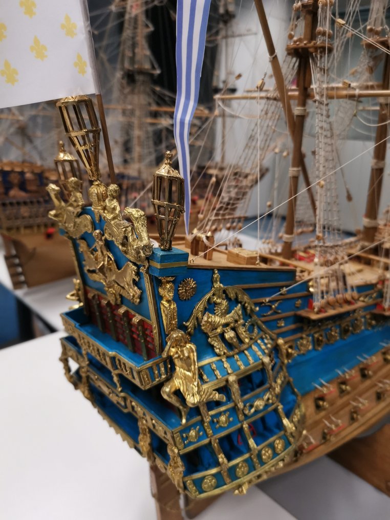 Costruita a mano - Modellskip - LE SOLEIL ROYAL, nave da guerra della marina francese, voluta dal re Luigi XIV il "Re Sole", L.130 - Produsert i Italia, utstyrt med trebase i en Plexiglass-ramme. #3.2