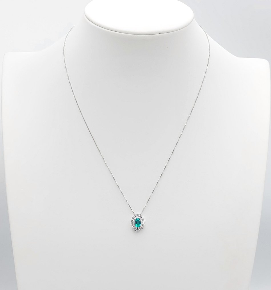 Namuri - 18 kt Vittguld - Halsband med hänge - 0.32 ct Smaragd - Diamanter #1.2