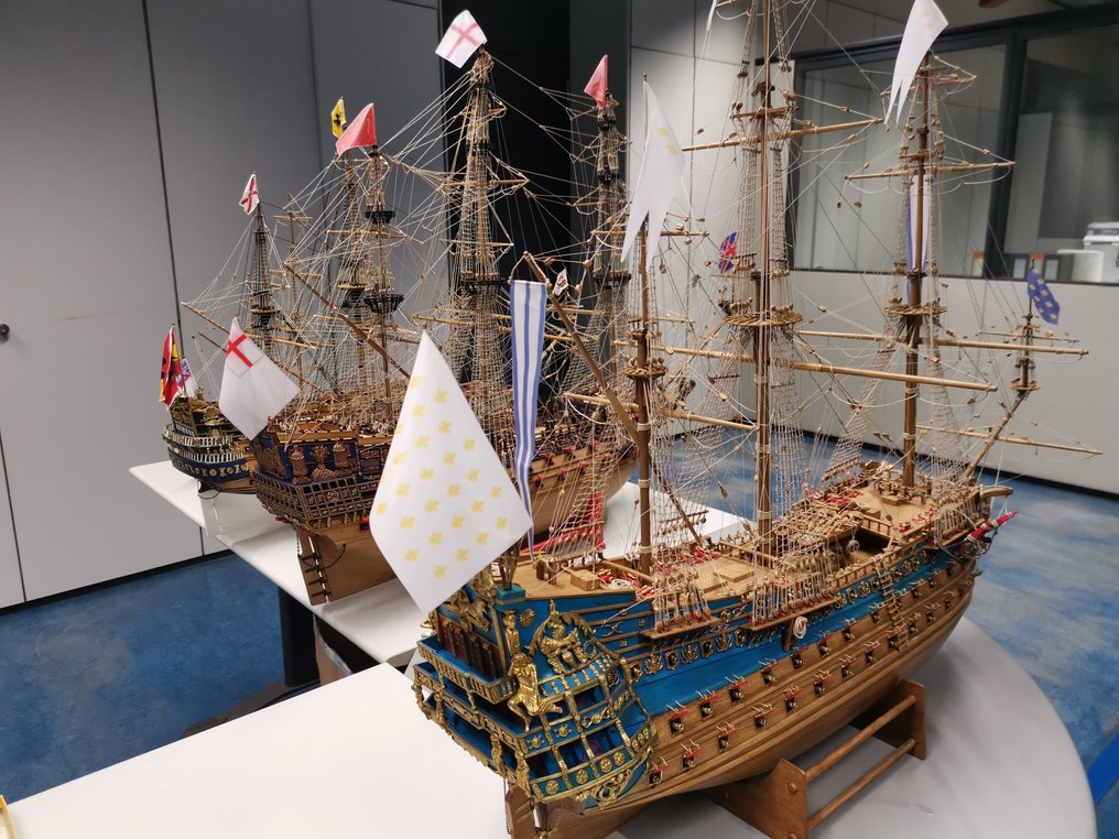 Costruita a mano - Modellskip - LE SOLEIL ROYAL, nave da guerra della marina francese, voluta dal re Luigi XIV il "Re Sole", L.130 - Produsert i Italia, utstyrt med trebase i en Plexiglass-ramme. #4.3