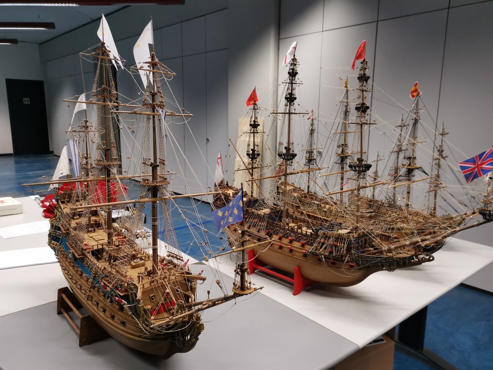 Costruita a mano - Modellskip - LE SOLEIL ROYAL, nave da guerra della marina francese, voluta dal re Luigi XIV il "Re Sole", L.130 - Produsert i Italia, utstyrt med trebase i en Plexiglass-ramme. #1.0