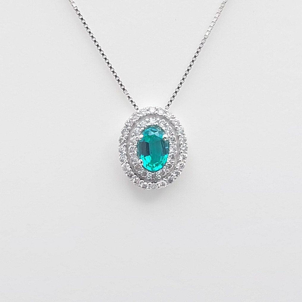 Namuri - 18 kt Vittguld - Halsband med hänge - 0.32 ct Smaragd - Diamanter #1.1