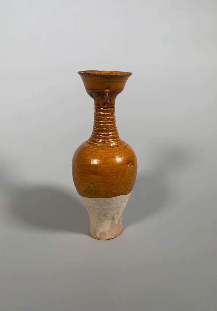 Forntida kinesiska -Liao-dynastin, brunglaserad hög vas - H: 32cm. ca 916 - 1125 A.D. Vas #1.1