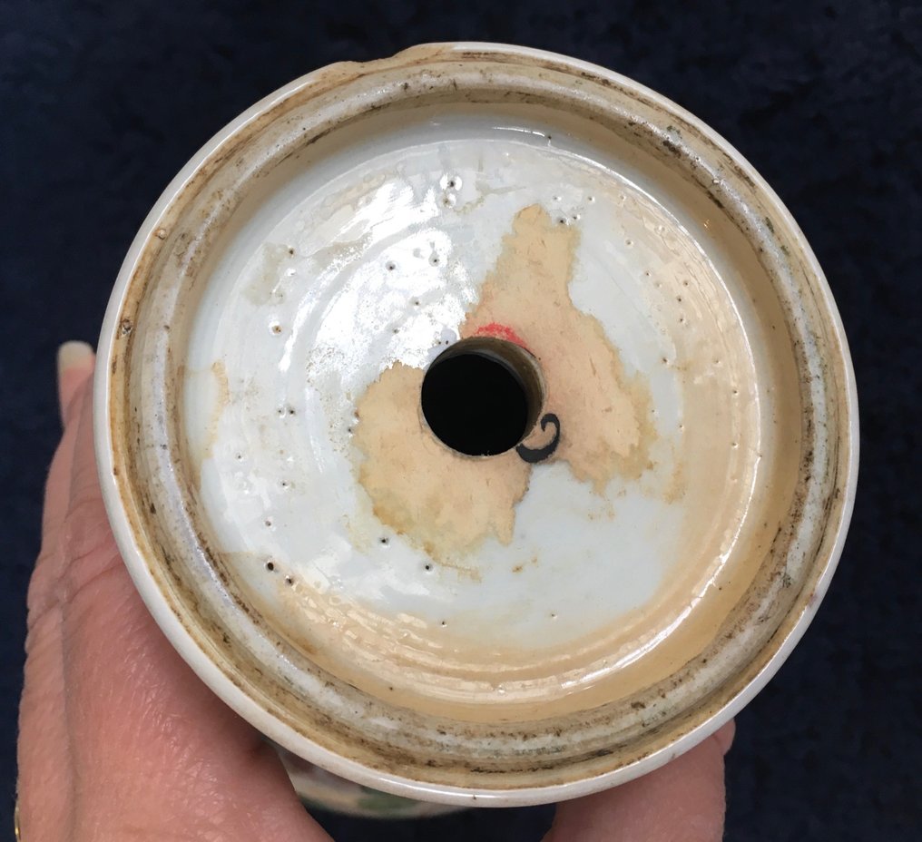 Βάζο με διακόσμηση πεταλούδων και λουλουδιών - 17ος αιώνας (Πωλείται χωρίς ελάχιστη τιμή) - Πορσελάνη - Κίνα - Transitional Period #1.0