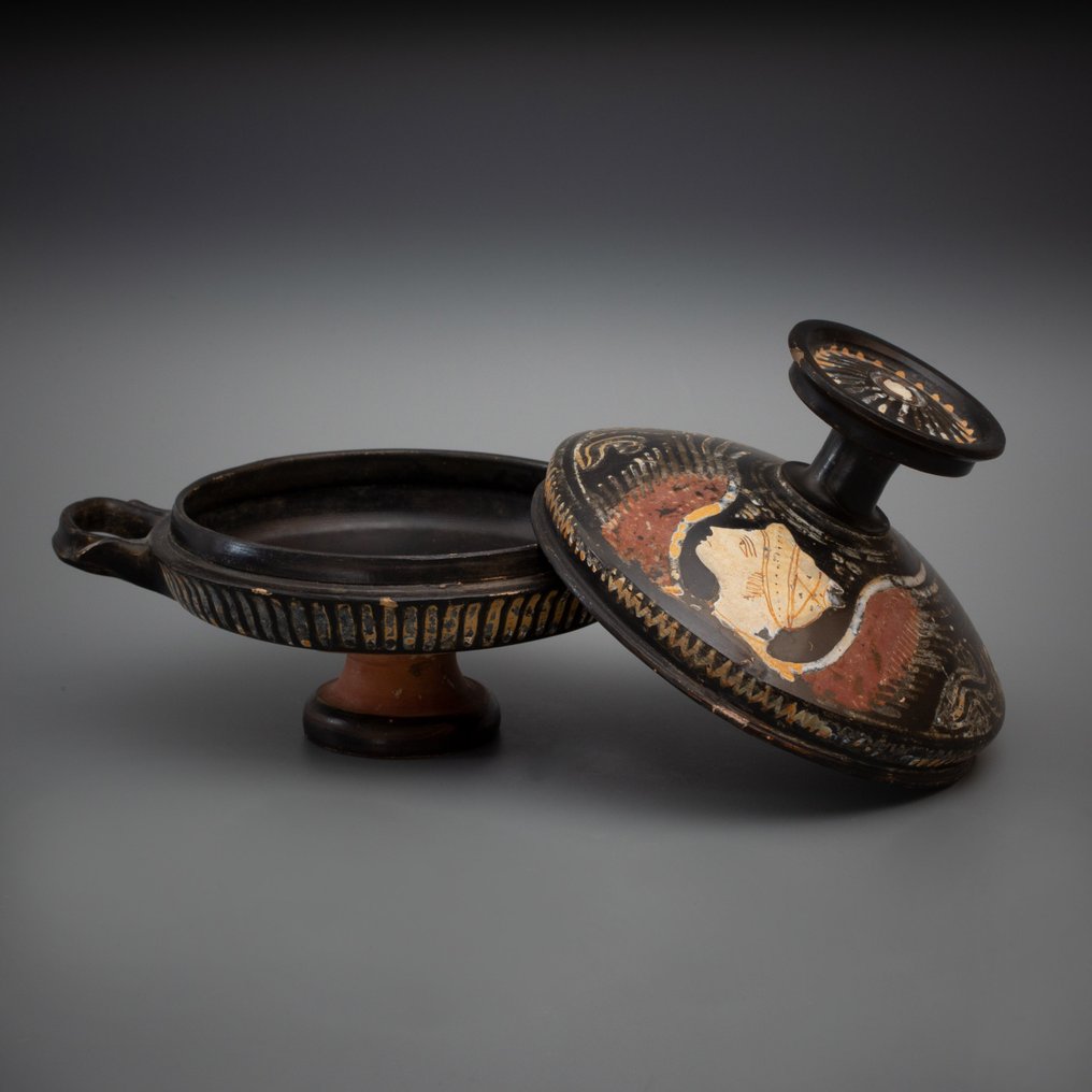 Oldtidens Grækenland Keramik Gnathia · 4. århundrede f.Kr. Lekanis. 17 cm L. TL test. Eks-Sotheby's #1.2