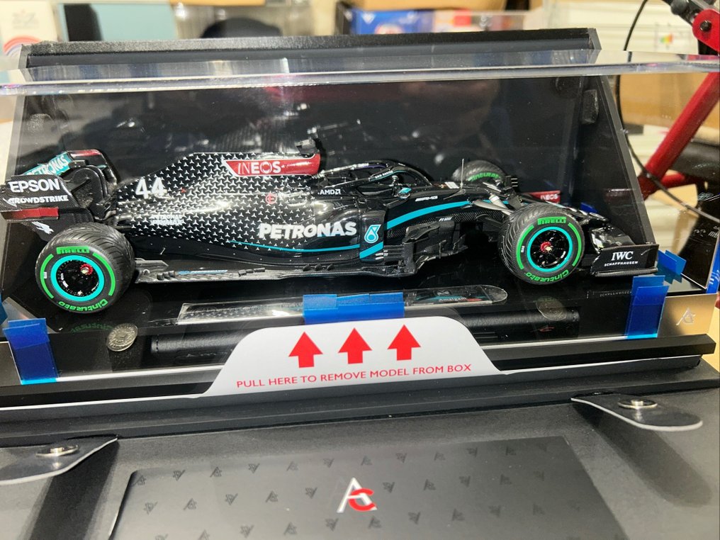 Amalgam 1:18 - Modelbil - Formula 1 Lewis Hamilton 2020 Mercedes Benz AMG W11 EQ Turkish GP - Ltd Ed 500 stk #1.3