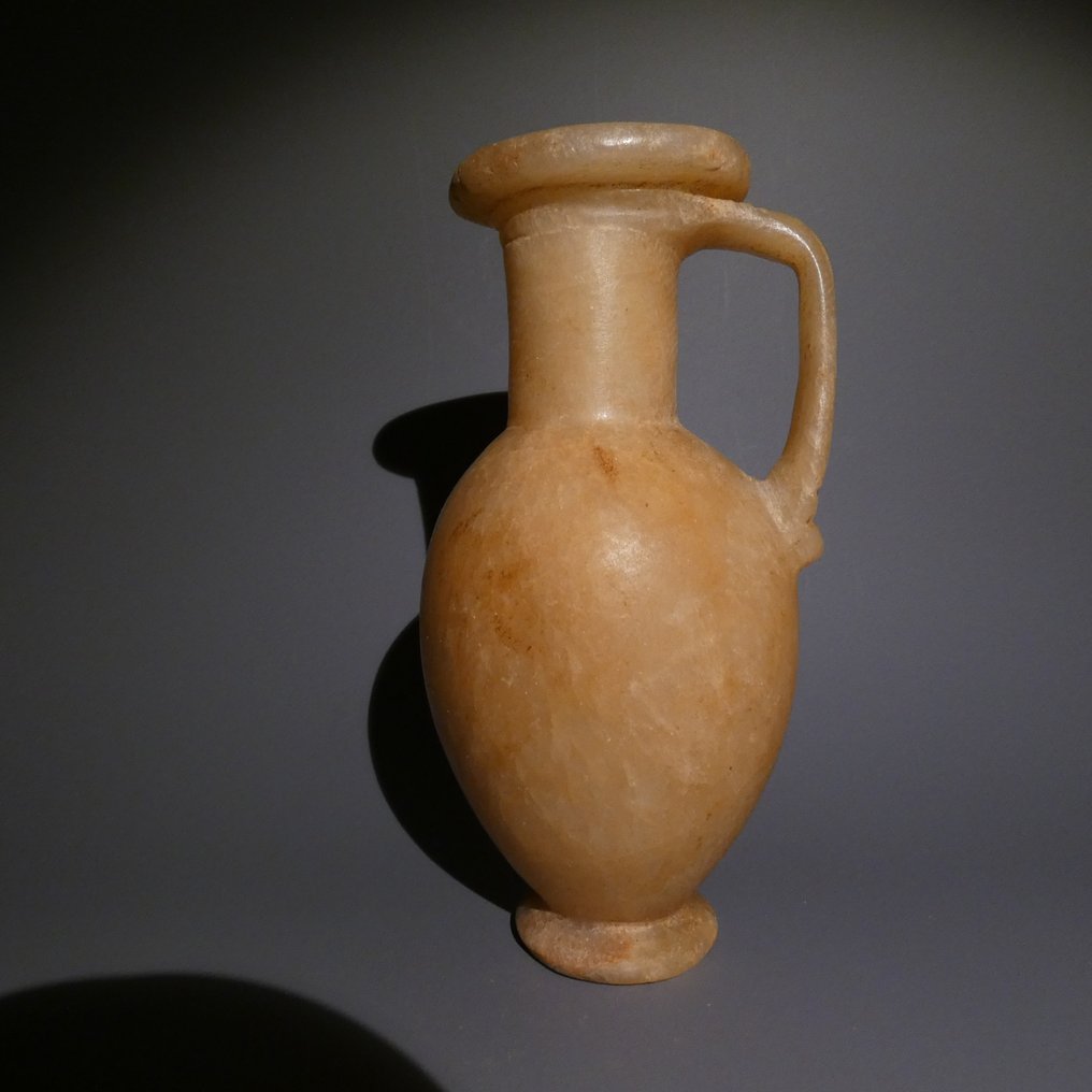 古埃及 雪花石膏 水罐。高 17 厘米。新王国时期，约公元前 1550 - 1069 年。 #1.1