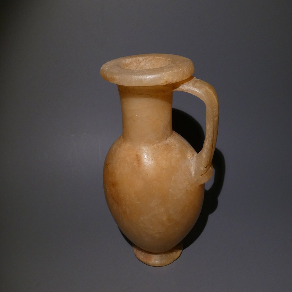 古埃及 雪花石膏 水罐。高 17 厘米。新王国时期，约公元前 1550 - 1069 年。 #2.1
