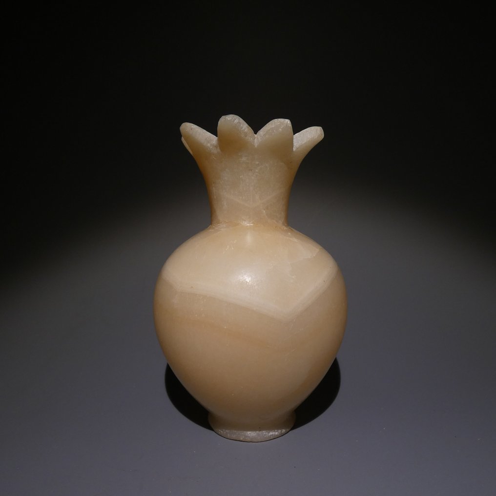 古埃及 雪花石膏 花器。高 10 厘米。中王国时期，公元前 2040 - 1782 年。 #1.2
