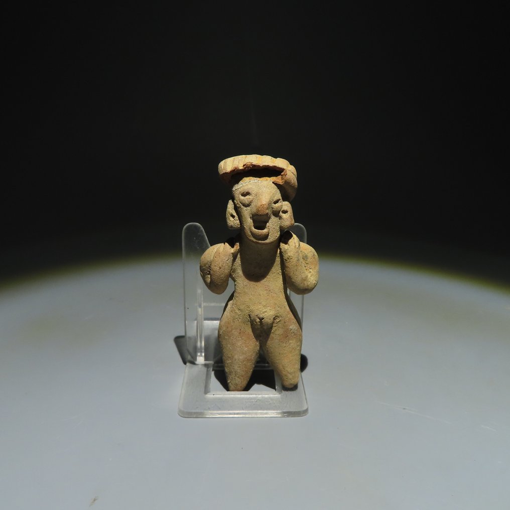 Colima, Vest-Mexico Terrakotta Colima, Vest-Mexico, figur. 200 f.Kr. – 500 e.Kr. 8 cm H. Spansk importlisens  (Ingen reservasjonspris) #1.1