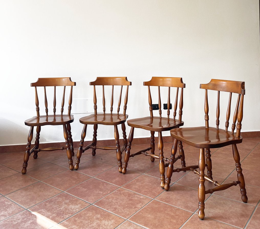Stuhl - Ein Satz von vier Stühlen aus Kiefernholz #1.1