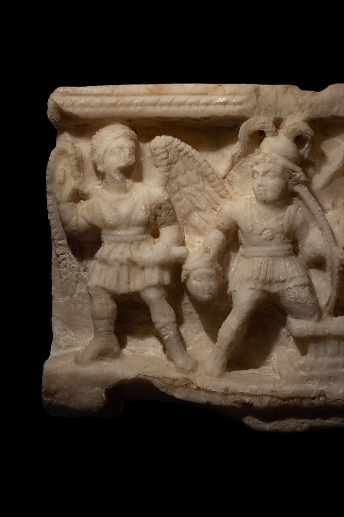 Romain antique Albâtre Devant de l'urne funéraire avec une scène avec Nike, deux soldats et un prêtre, 2e siècle avant JC. #2.1
