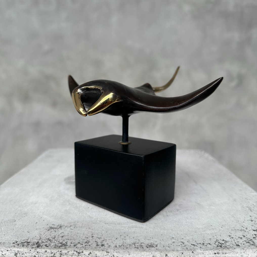 Rzeźba, NO RESERVE PRICE - Bronze Manta Ray Sculpture on a Stand with Golden Accents - 11 cm - Brązowy #1.0