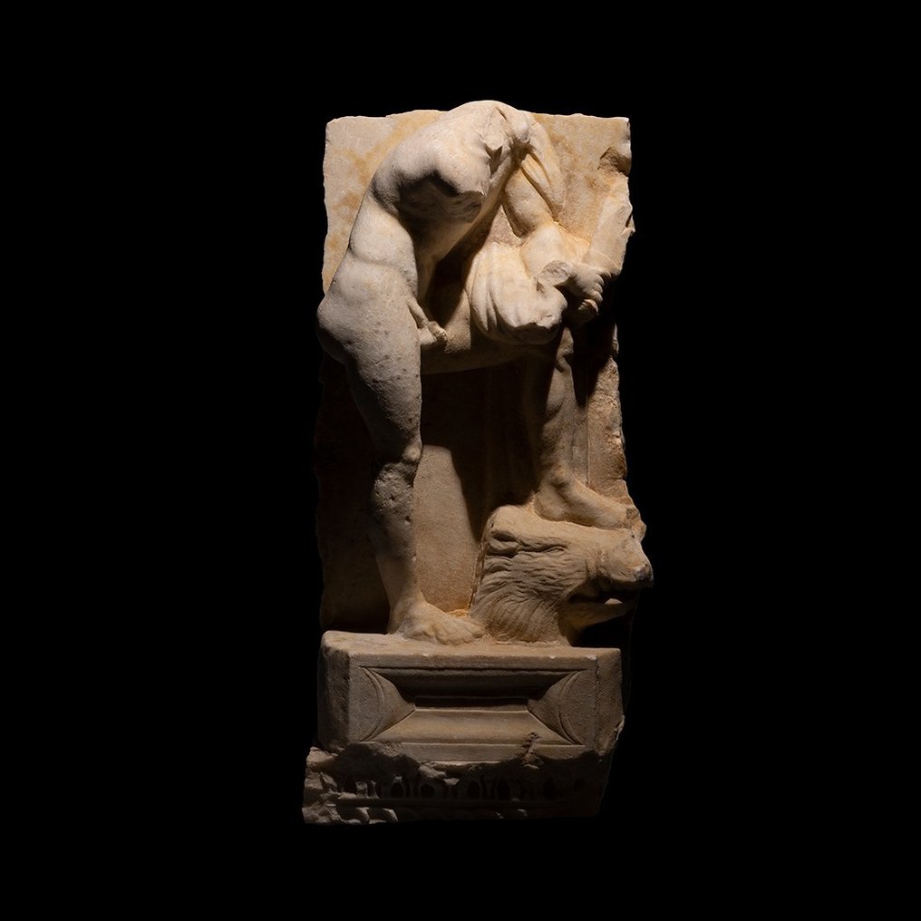 Roma antica Marmo Frammento di sarcofago raffigurante Meleagro e il cinghiale. II secolo d.C. 68 cm H #1.2
