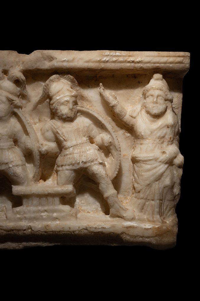Ókori római Alabástrom A temetési urna eleje egy jelenettel Nike-kal, két katonával és egy pappal, Kr.e. 2. században. 53 #2.2