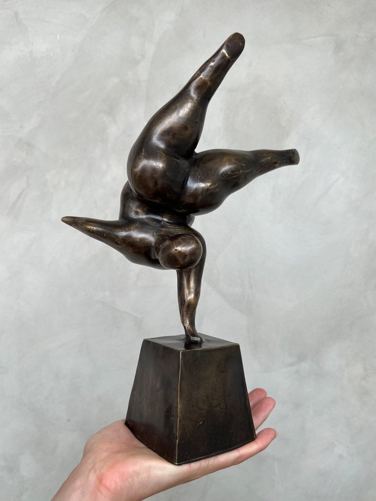 塑像, NO RESERVE PRICE - Voluptuous Balancing Lady Statue - 30 30 - 黄铜色 #2.1