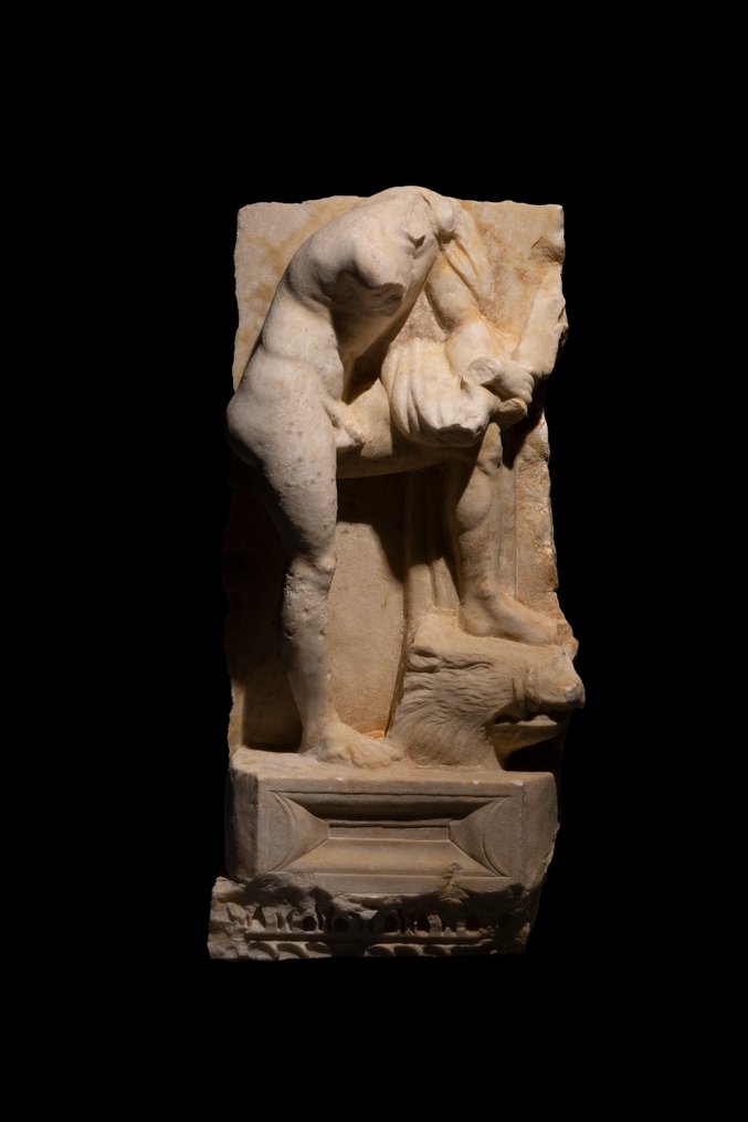 Roma antica Marmo Frammento di sarcofago raffigurante Meleagro e il cinghiale. II secolo d.C. 68 cm H #2.1