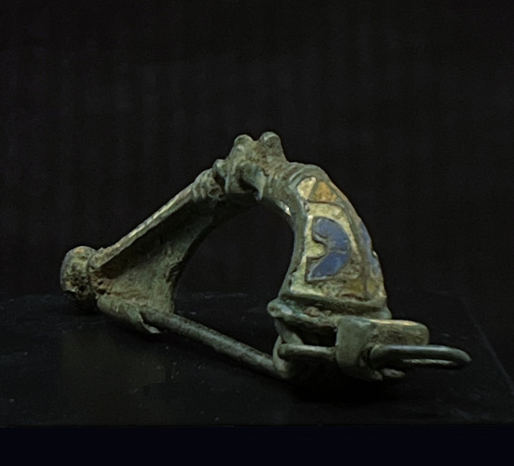 黄铜色 精湛的内填珐琅弓形腓骨。    公元2世纪7.5厘米 #3.2