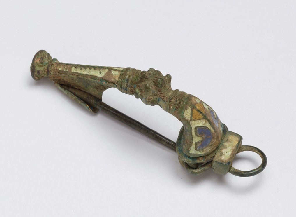 黄铜色 精湛的内填珐琅弓形腓骨。    公元2世纪7.5厘米 #1.1