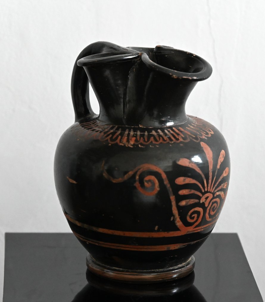 Altgriechisch, Magna Graecia Terracotta Schwarz glasierte Oinochoe aus Xenon-Ware mit Kleeblatt und Palmettenmotiv - 17 cm #1.2