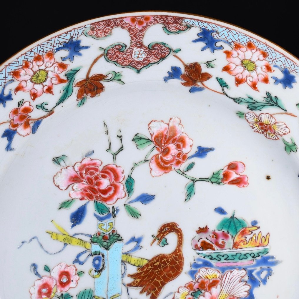 Teller - Assiette en porcelaine aux émaux de la Famille Rose à décor d'un échassier parmis des porcelaines - Porzellan #2.1