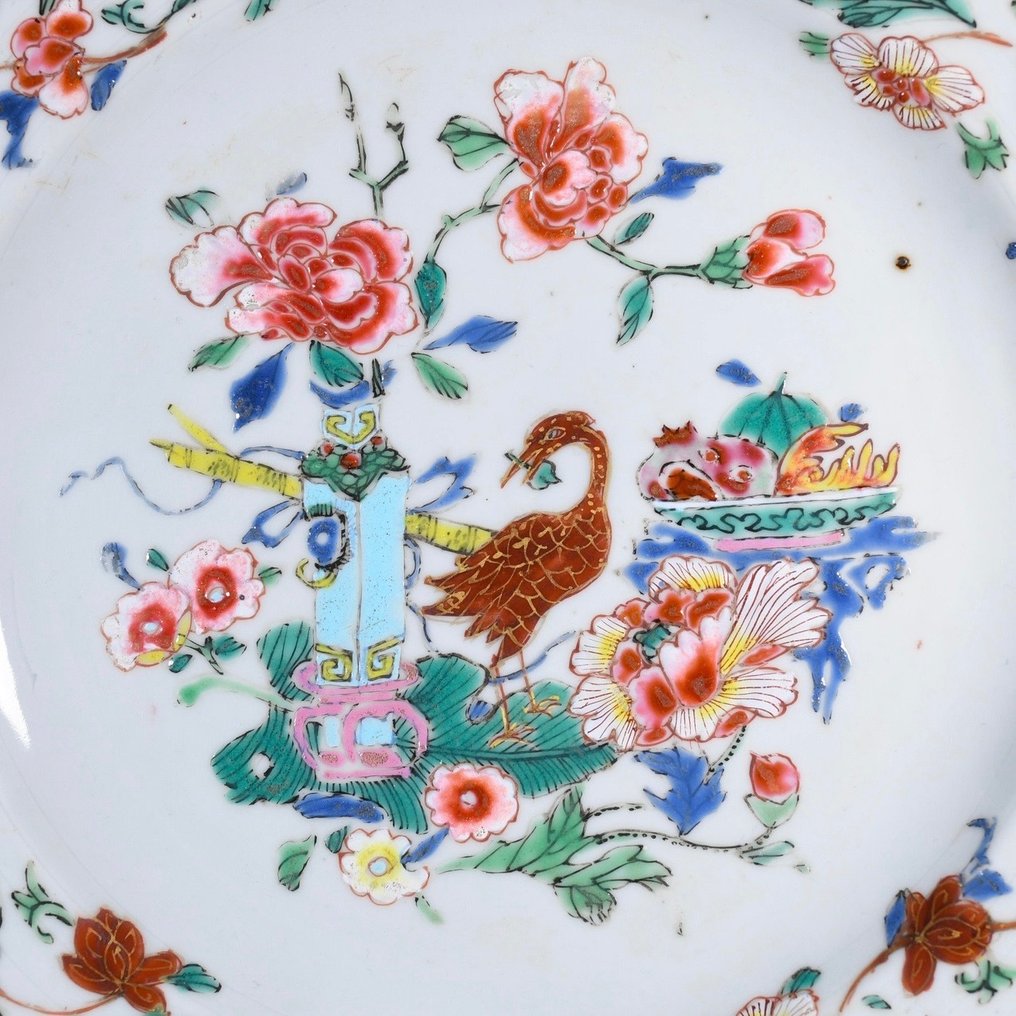 Teller - Assiette en porcelaine aux émaux de la Famille Rose à décor d'un échassier parmis des porcelaines - Porzellan #1.2