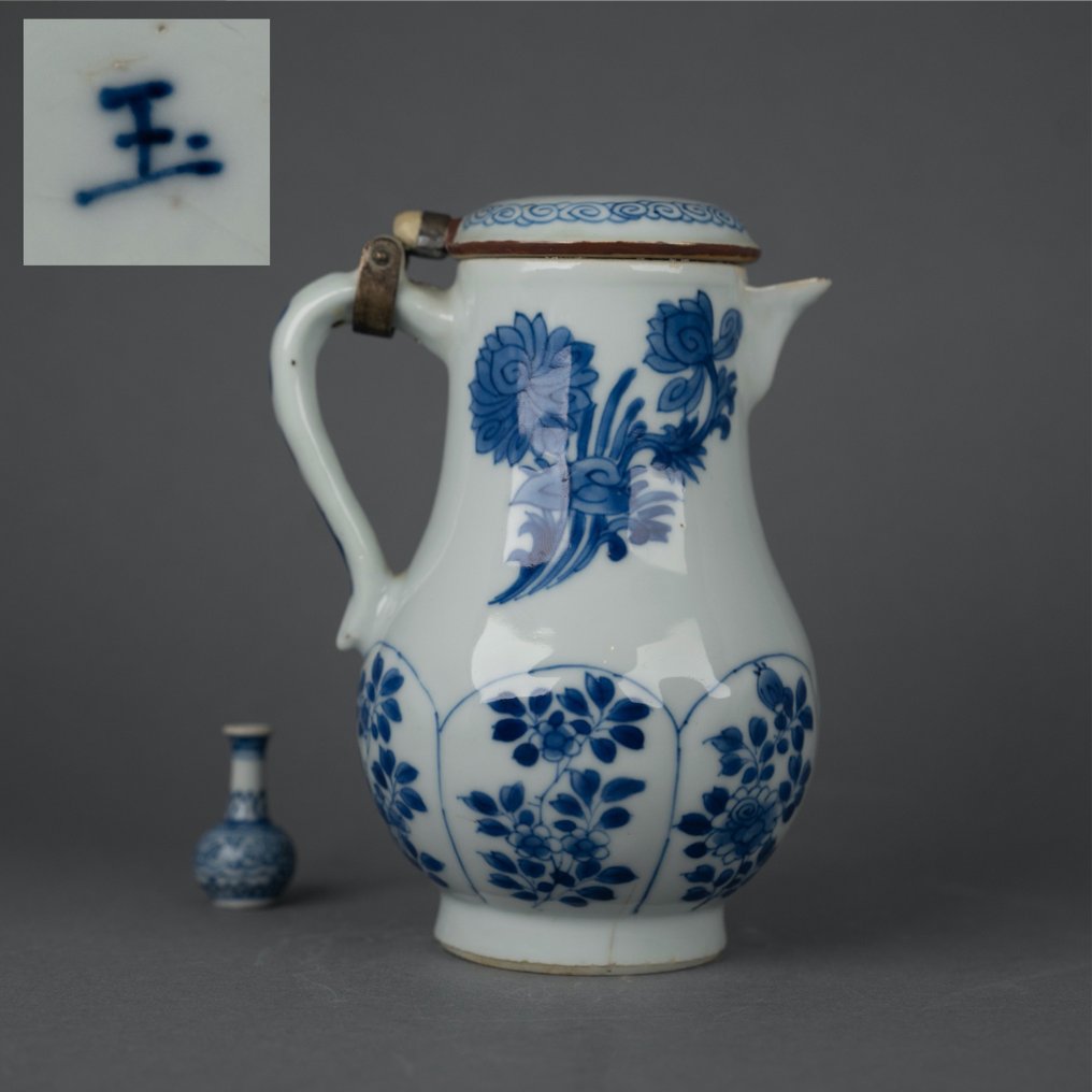 Kanne - Großer Krug mit feurigen Wolken, Lotus- und Blütenzweigen, gekennzeichnet mit Yu (Jade) - Porzellan #1.1