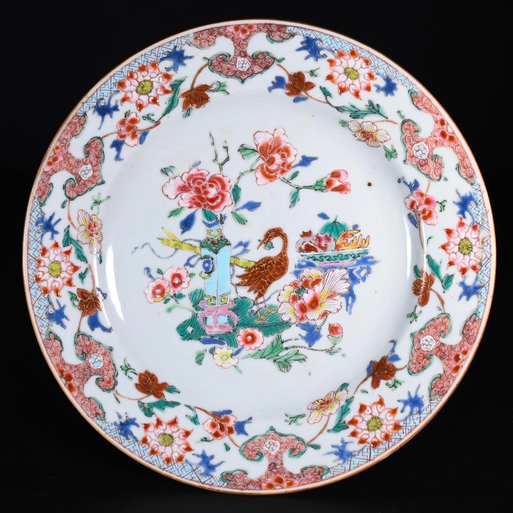 Teller - Assiette en porcelaine aux émaux de la Famille Rose à décor d'un échassier parmis des porcelaines - Porzellan #1.1
