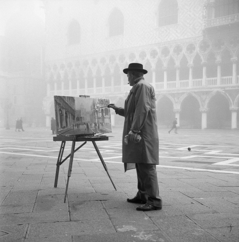 Camerapohoto Epoche/©Vittorio Pavan - Nebbia e pittore a S.marco, Venezia 15.12.1971  - 35x35 #1.1
