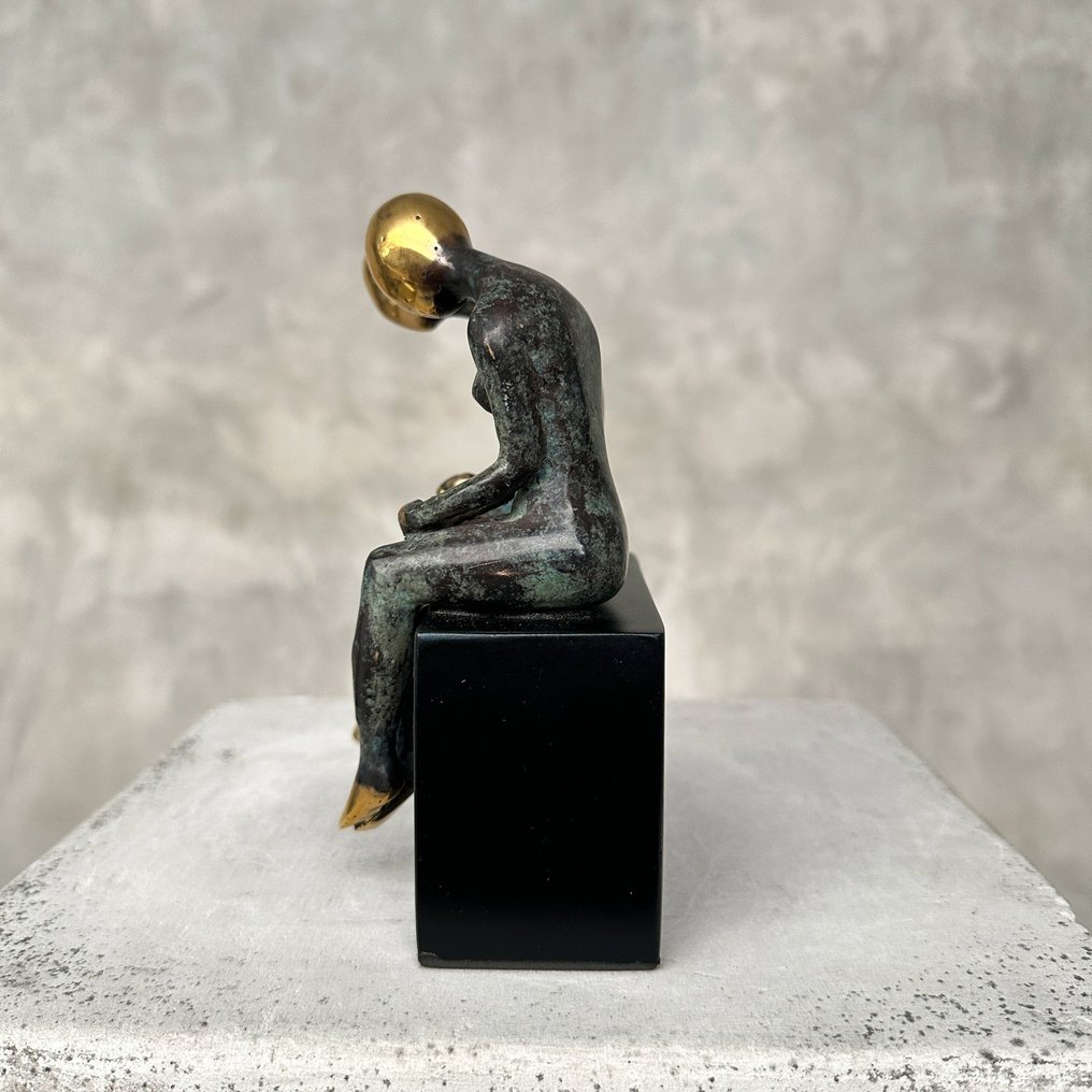 Veistos, NO RESERVE PRICE - Sitting Couple on a Base, next to each other - Patinated - Eternal love - 16 cm - Pronssi #4.3