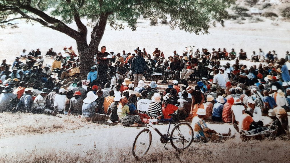 David Goldblatt - A consultation between the Mohlohlo farming community and their lawyers, Richard Spoor and Steven #3.2