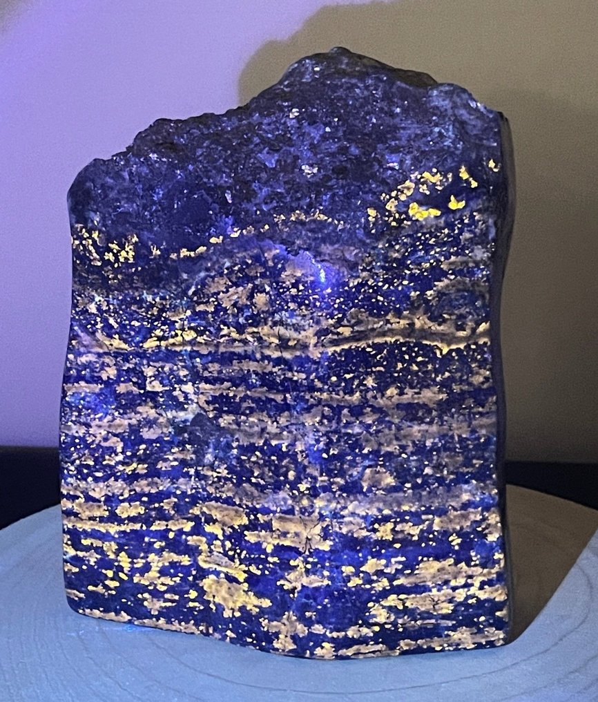 Lätt spel av elementen: Fluorescerande pyrit med lapis lazuli Friform- 3640 g - (1) #2.1