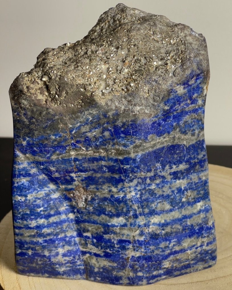 Lätt spel av elementen: Fluorescerande pyrit med lapis lazuli Friform- 3640 g - (1) #2.2
