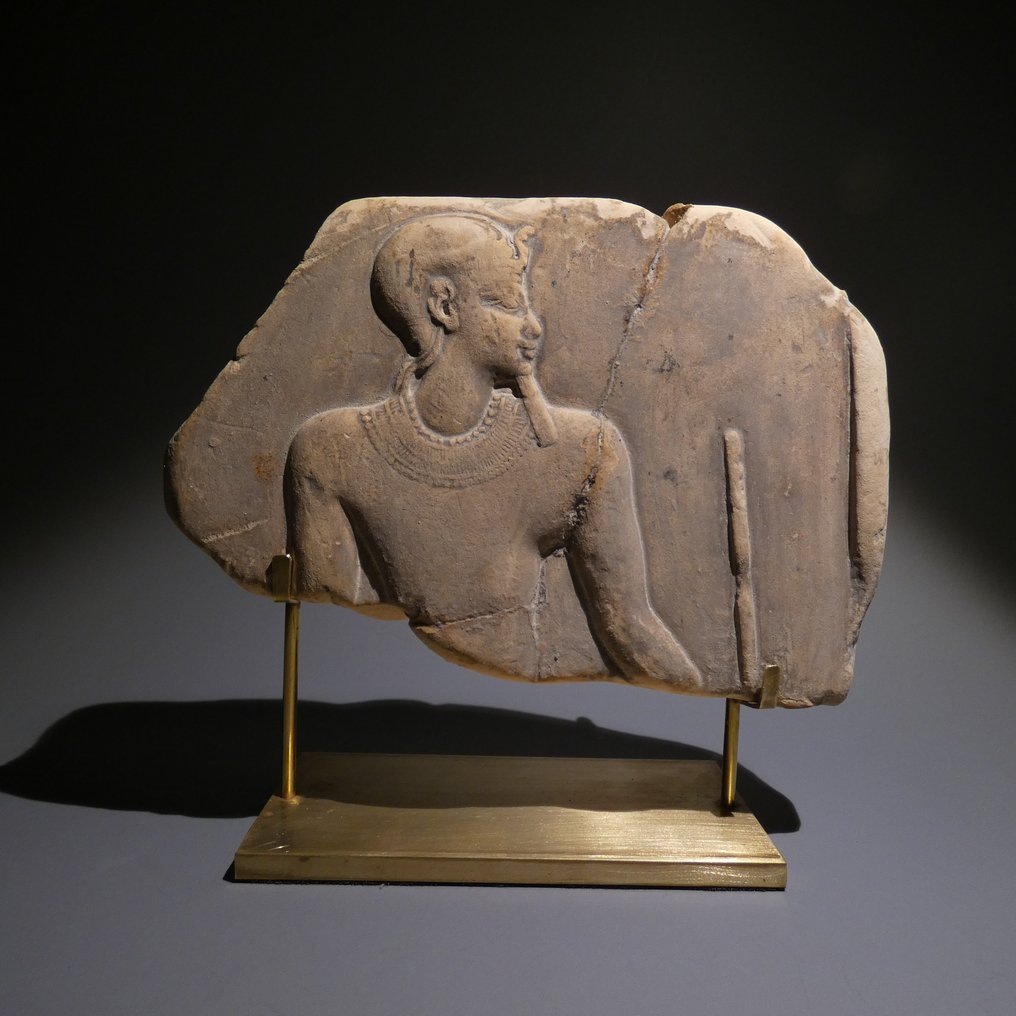 古埃及 石灰石 重要的法老浮雕。高 13 厘米。 #2.1