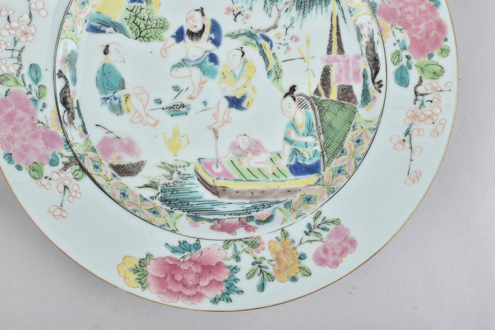 盘子 - decorated in the famille rose palette with figures - 瓷 #2.1