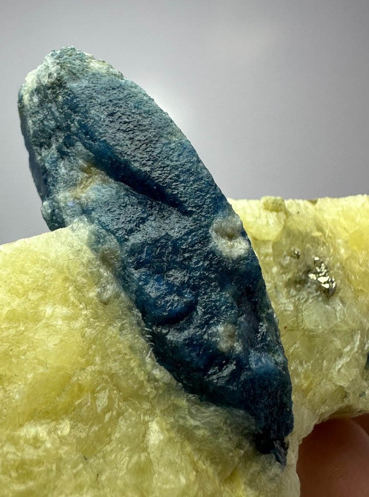 Mooie Afghanite Combineer met Scapoliet Kristallen op matrix - Hoogte: 61 mm - Breedte: 85 mm- 299 g - (1) #2.2
