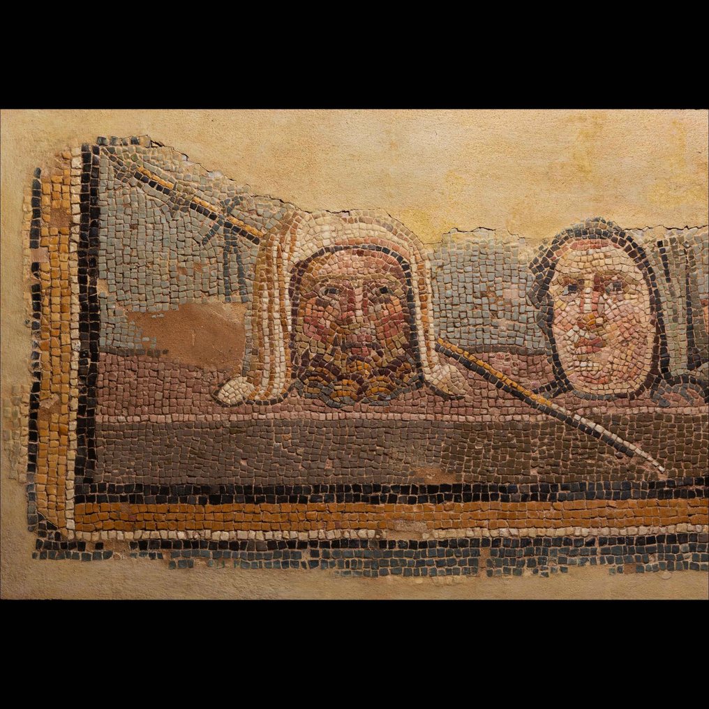 Muinainen Rooma Fragmentti mosaiikista kahden teatterinaamion kuvalla. 2.-3. vuosisadalla jKr. Leveys 100 cm. #2.1
