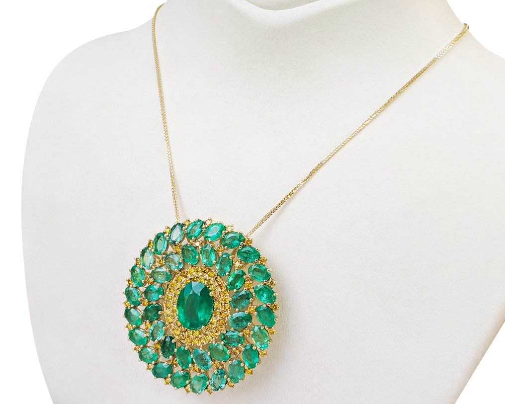 Necklace with pendant - 22.17 tw. Emerald - Diamond - Catawiki