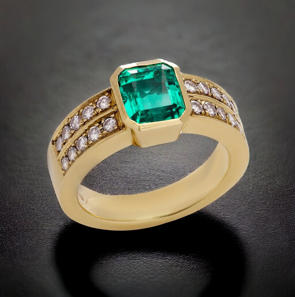 Ring Natural Colombian emerald ( No Oil ) and diamond ring with GCI
