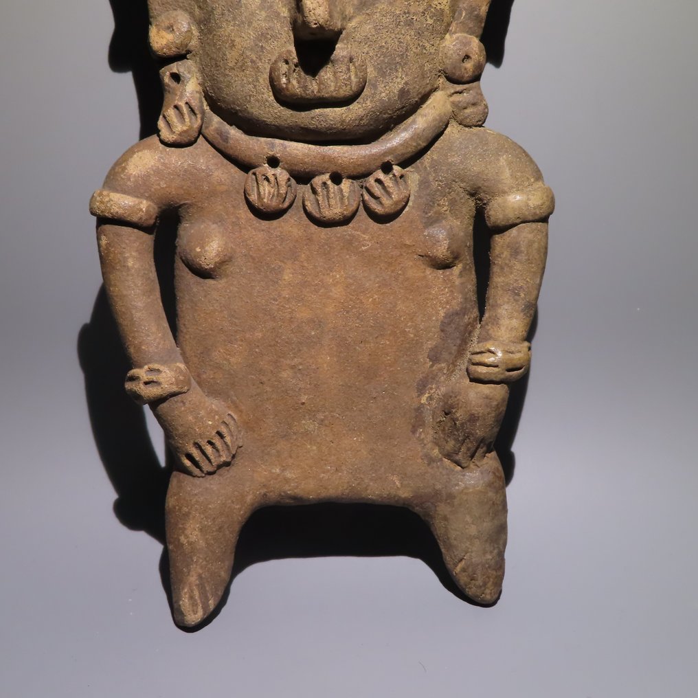 Michoacan, Messico, Terracotta Simpatica e grande figura femminile con fischietto. 21 cm H. Licenza di esportazione spagnola. #2.1
