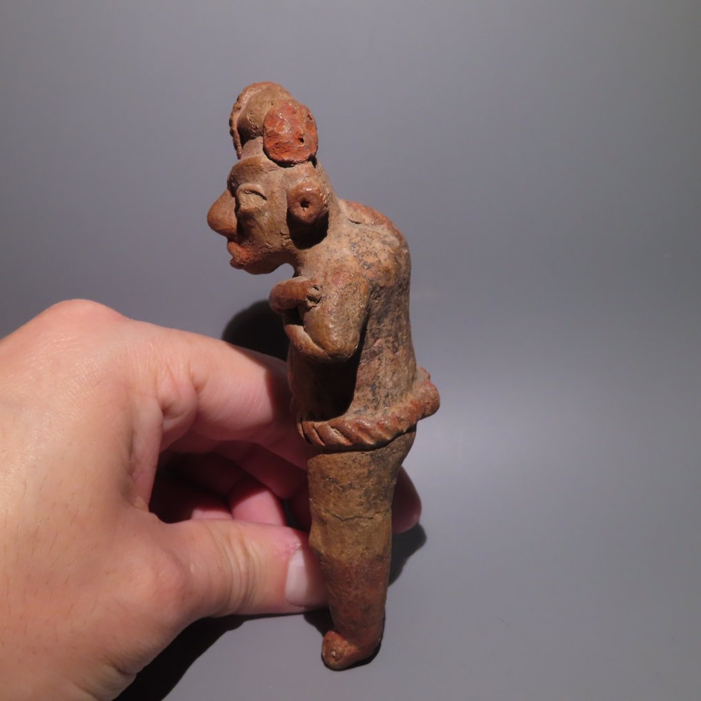 Nayarit, Mexiko Terracotta - VERÖFFENTLICHT und AUSGESTELLT - Figur mit verschränkten Armen und Helm. Spanische Exportlizenz. #2.1